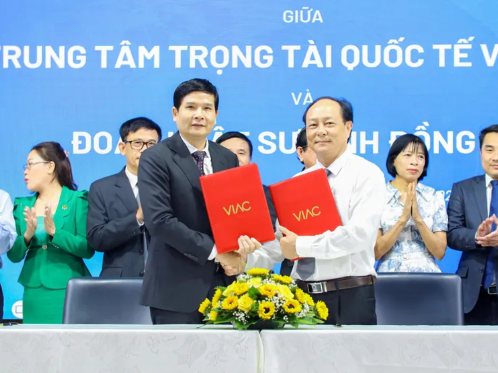 Trường Đại học Luật TPHCM và VIAC đã ký kết biên bản thỏa thuận hợp tác với các Đoàn Luật sư. (Ảnh: ULAW)