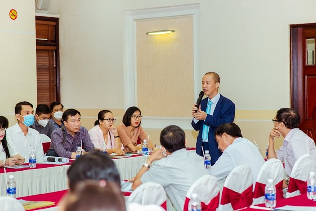LS. Nguyễn Hoàng Hạ Quyên và LS. Đặng Việt Anh chia sẻ tại tọa đàm