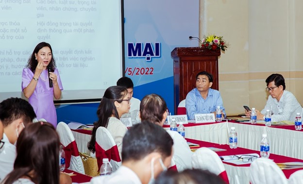 LS. Nguyễn Hoàng Hạ Quyên và LS. Đặng Việt Anh chia sẻ tại tọa đàm